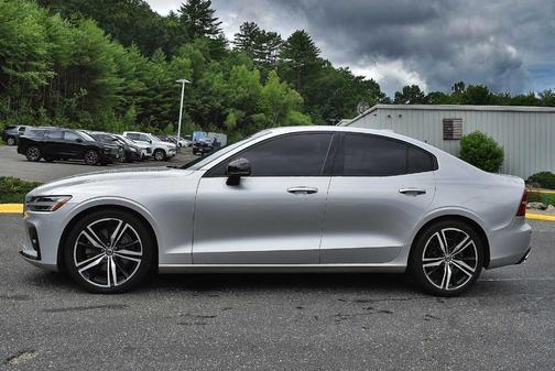 2022 Volvo S60 B5 R-Design
