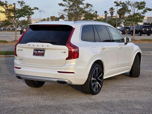 White 2021 Volvo XC90 T6 Momentum