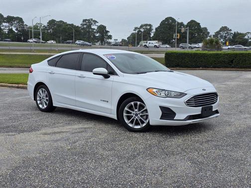 White 2019 Ford Fusion Hybrid SE