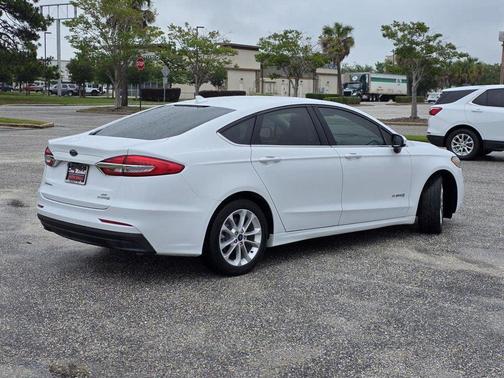 White 2019 Ford Fusion Hybrid SE