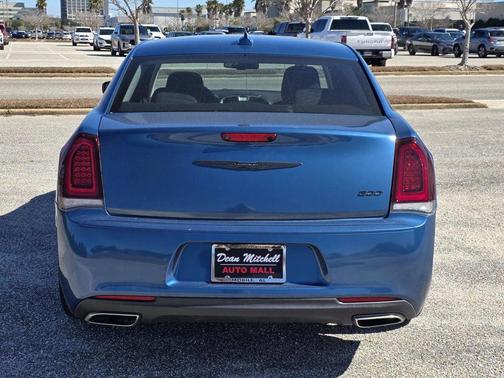 2022 Chrysler 300 Touring