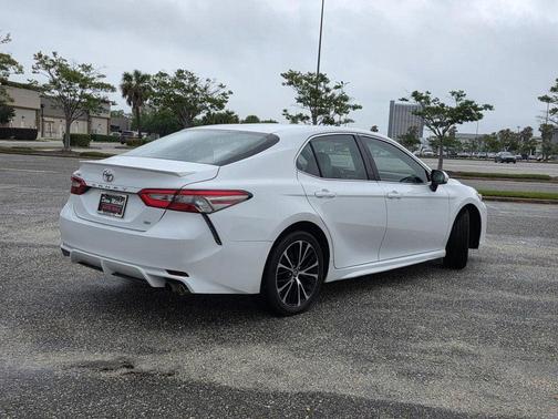 White 2018 Toyota Camry SE