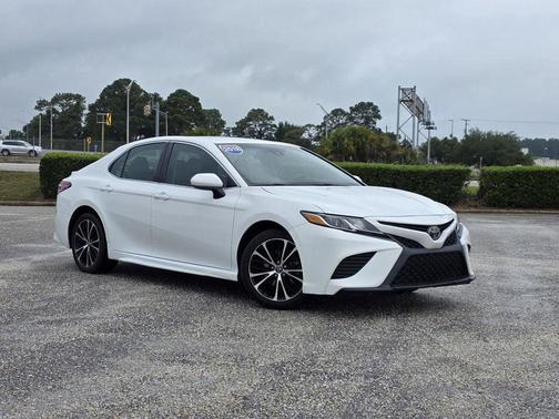 White 2018 Toyota Camry SE