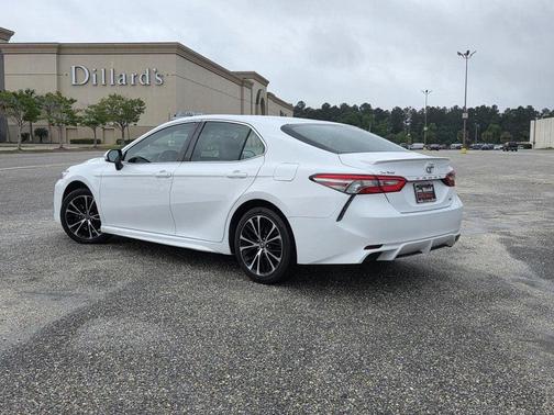 White 2018 Toyota Camry SE