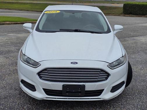 White 2016 Ford Fusion SE