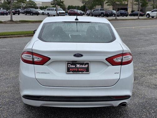 White 2016 Ford Fusion SE