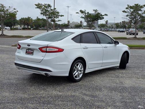 White 2016 Ford Fusion SE