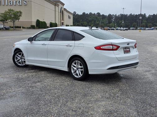 White 2016 Ford Fusion SE