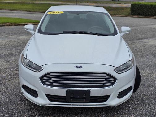 White 2016 Ford Fusion SE