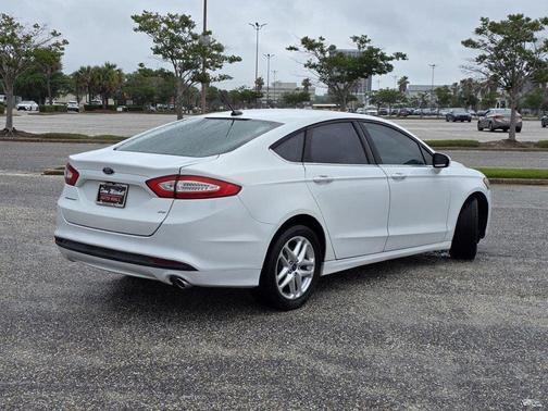 White 2016 Ford Fusion SE