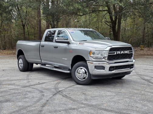 2022 RAM 3500 Tradesman Crew Cab 4x4 8' Box