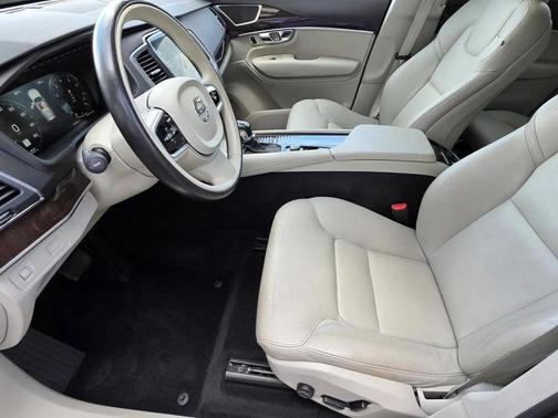 2019 Volvo XC90 T6 Momentum