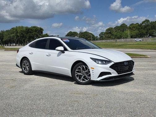 White 2022 Hyundai SONATA SEL