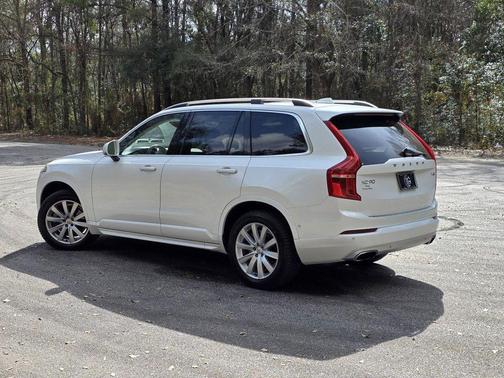 2017 Volvo XC90 T6 Momentum