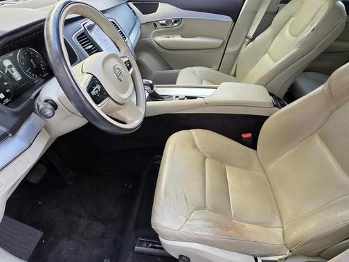 2017 Volvo XC90 T6 Momentum