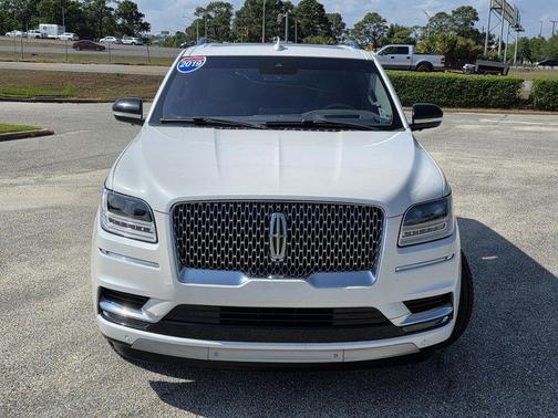White 2019 Lincoln Navigator Reserve