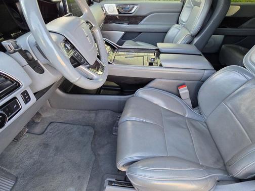 White 2019 Lincoln Navigator Reserve