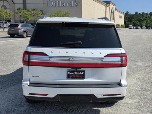 White 2019 Lincoln Navigator Reserve
