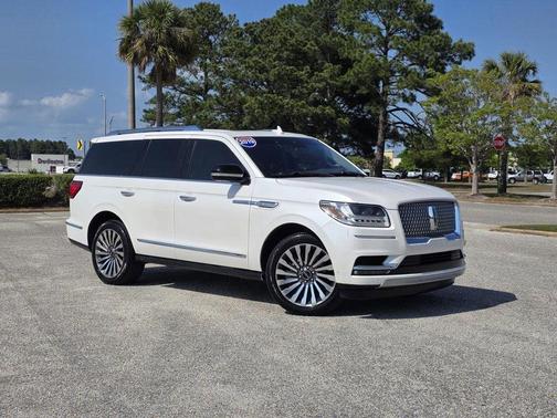 White 2019 Lincoln Navigator Reserve