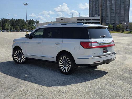 White 2019 Lincoln Navigator Reserve