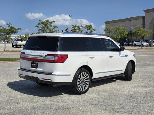 White 2019 Lincoln Navigator Reserve