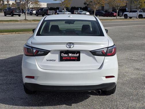 2020 Toyota Yaris Sedan LE