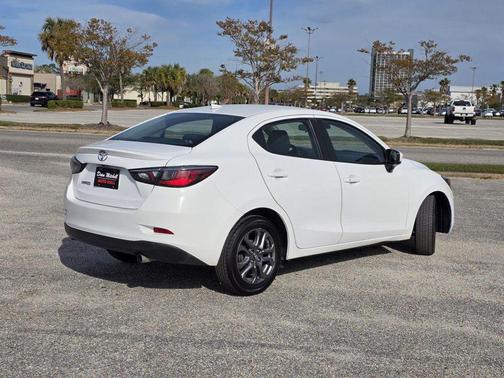 2020 Toyota Yaris Sedan LE