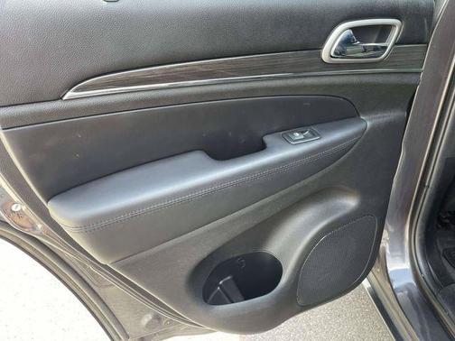 Granite Crystal Metallic Clearcoat 2018 Jeep Grand Cherokee Overland