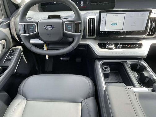 STAR WHITE MET TRI-COAT 2026 Ford Expedition Active