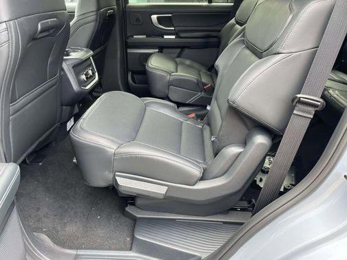 GLACIER GRAY MET TRI-COAT 2026 Ford Expedition Platinum