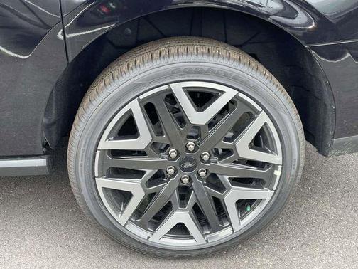 AGATE BLACK METALLIC 2026 Ford Expedition Max Platinum