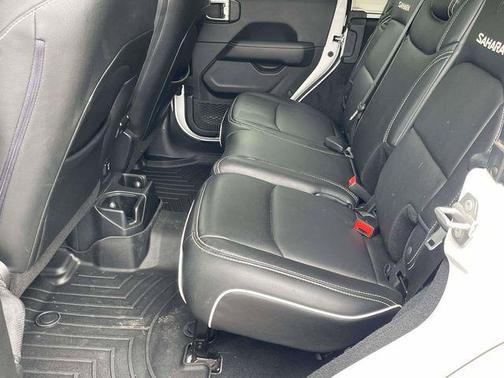 Bright White Clearcoat 2022 Jeep Wrangler Unlimited Sahara