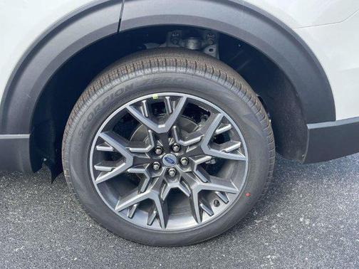 Star White Metallic Tri-Coat 2027 Ford Explorer Platinum