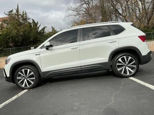 2024 Volkswagen Taos SE FWD