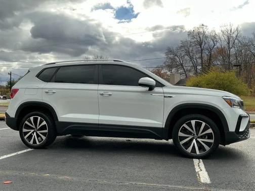 2024 Volkswagen Taos SE FWD
