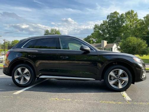 Mythos Black Metallic 2023 Audi Q5 40 Premium Plus