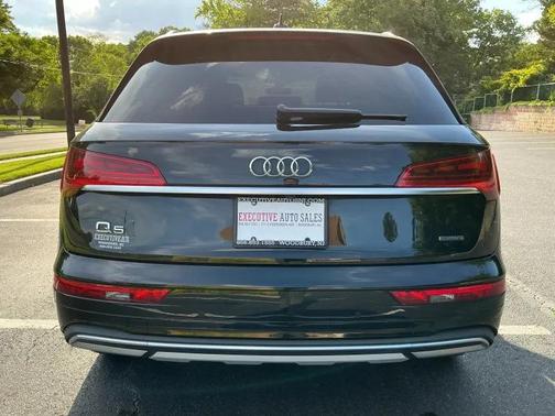 Mythos Black Metallic 2023 Audi Q5 40 Premium Plus