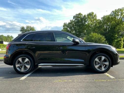 Mythos Black Metallic 2023 Audi Q5 40 Premium Plus