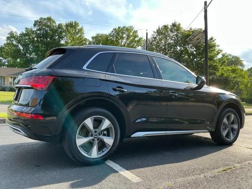 Mythos Black Metallic 2023 Audi Q5 40 Premium Plus