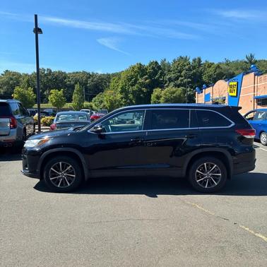 Midnight Black Metallic 2019 Toyota Highlander XLE