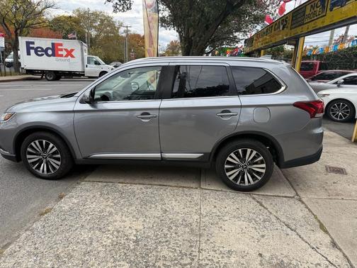 2020 Mitsubishi Outlander SE