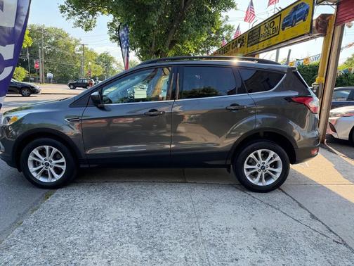 Magnetic Metallic 2018 Ford Escape SE