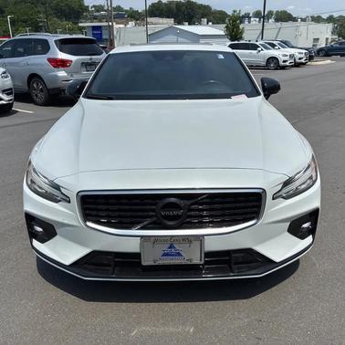 Crystal White Pearl Metallic 2019 Volvo S60 T6 R-Design