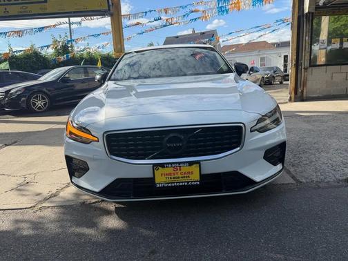 Crystal White Pearl Metallic 2019 Volvo S60 T6 R-Design