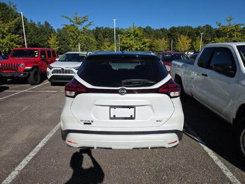 Aspen White Tricoat/Super Black 2024 Nissan Kicks SV