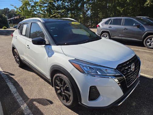 Aspen White Tricoat/Super Black 2024 Nissan Kicks SV