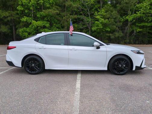 Ice Cap 2026 Toyota Camry SE