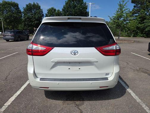 Blizzard Pearl 2015 Toyota Sienna XLE Premium