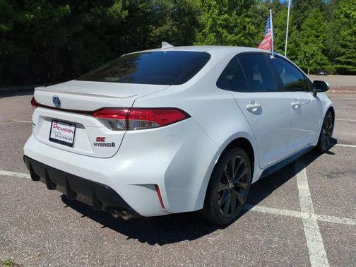 Ice Cap 2024 Toyota Corolla Hybrid SE