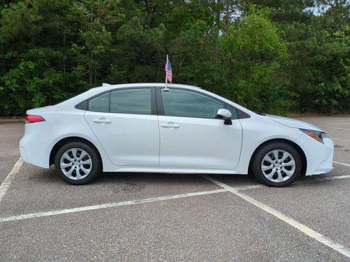 Super White 2021 Toyota Corolla LE